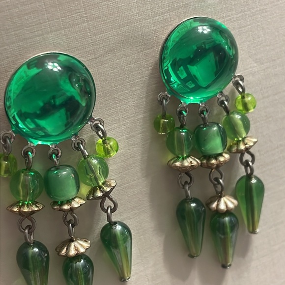 Christmas Green Cabochons with dangling teardrop beads - Picture 2 of 4